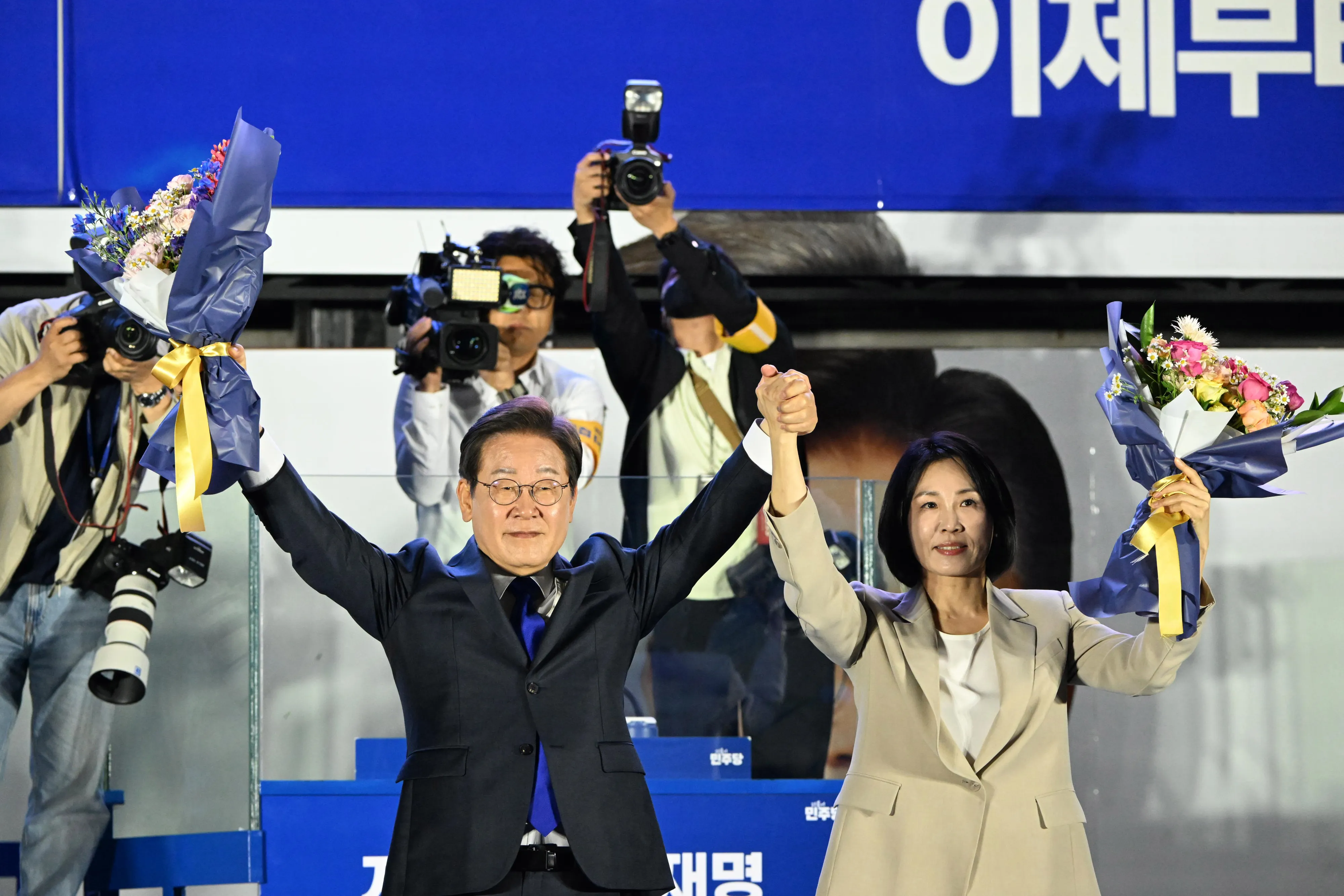 이재명(왼쪽) 대통령 당선인과 배우자 김혜경 여사가 4일 서울 여의도 국회 앞에서 당선 축하 꽃다발을 들고 지지자들의 환호에 화답하고 있다.
홍윤기 기자