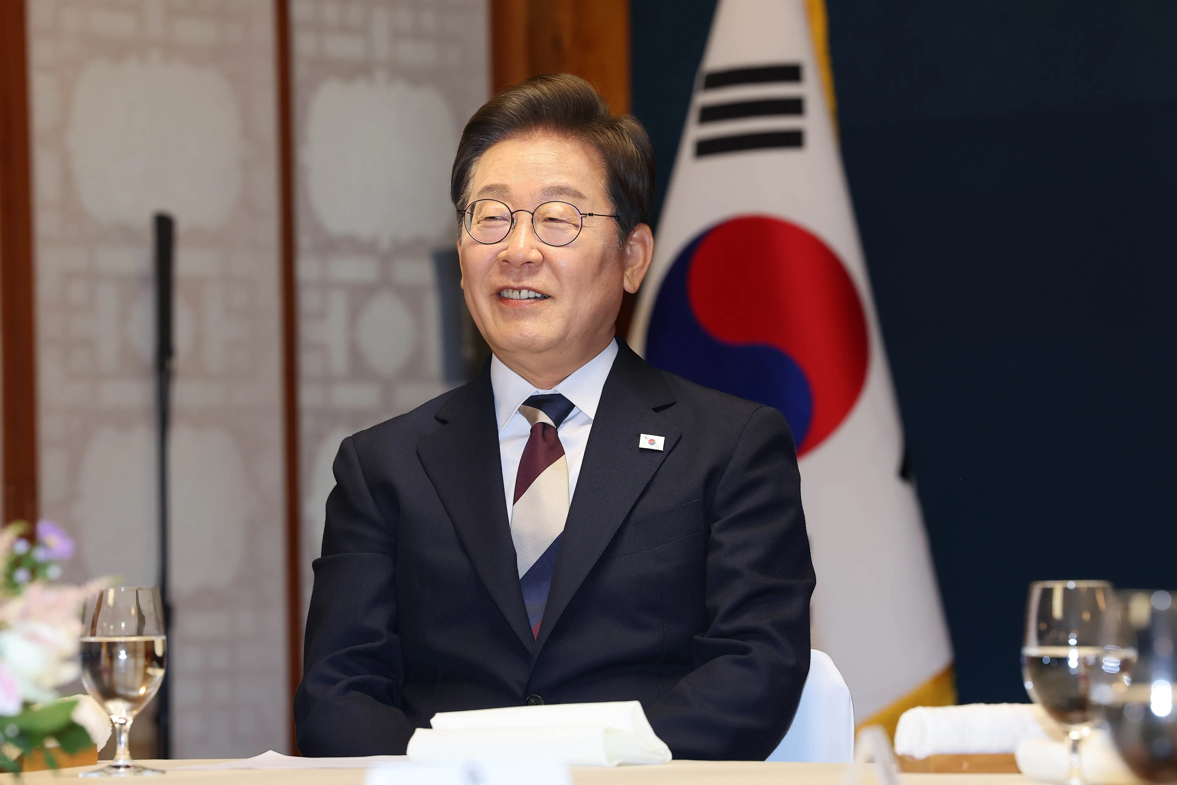 이재명 대통령이 4일 오전 국회 사랑재에서 우원식 국회의장 등 여야 대표들과 함께 오찬을 하기 전 환담하고 있다. 2025.6.4 국회사진기자단