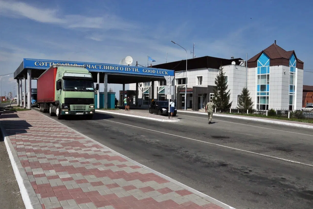 1일(현지시간) 우크라이나가 일인칭 시점(FPV) 드론을 동원, 러시아 공군기지 5곳을 상대로 개전 후 최대 규모의 공격을 감행한 가운데, 우크라가 카자흐스탄을 경유해 드론 부품을 러시아 첼랴빈스크로 밀반입한 후 현지 창고에서 조립해 공격 목표인 기지 인근까지 트럭으로 운반했다는 의혹이 제기됐다. 사진은 첼랴빈스크와 가까운 카자흐스탄의 카이라크 국경 검문소. 2025.6.2 텔레그램