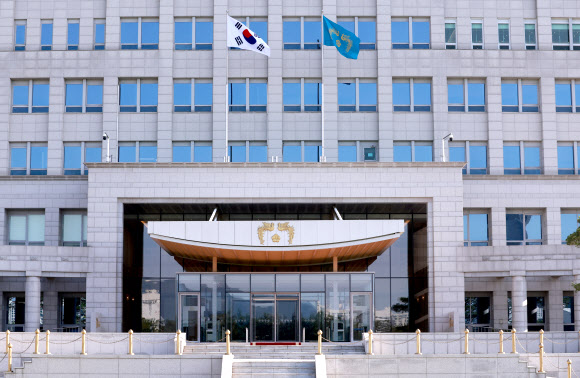 21대 이재명 대통령 임기가 시작된 4일 서울 용산 대통령실 청사에 봉황기가 게양돼 있다. 2025.6.4  연합뉴스