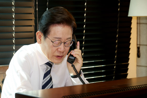 이재명 대통령이 4일 인천 계양구 사저에서 김명수 합참의장과 전화 통화하며 군 통수권 이양 보고를 받고 있다. 2025.6.4  연합뉴스