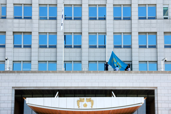 21대 이재명 대통령 임기가 시작된 4일 서울 용산 대통령실 청사에서 대통령실 총무비서관실 직원들이 봉황기를 게양하고 있다. 2025.6.4  연합뉴스