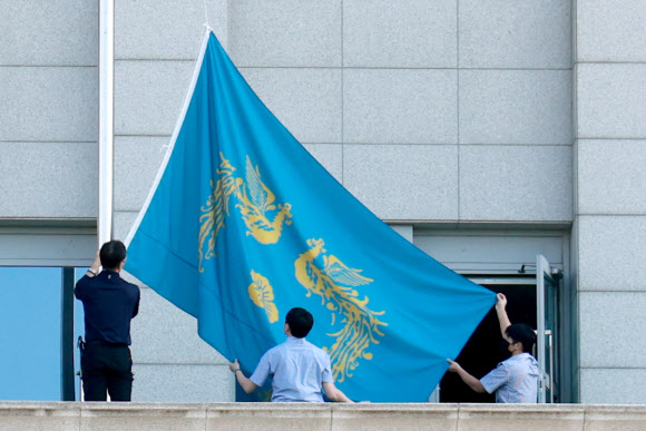 21대 이재명 대통령 임기가 시작된 4일 서울 용산 대통령실 청사에서 대통령실 총무비서관실 직원들이 봉황기를 게양하고 있다. 2025.6.4  연합뉴스