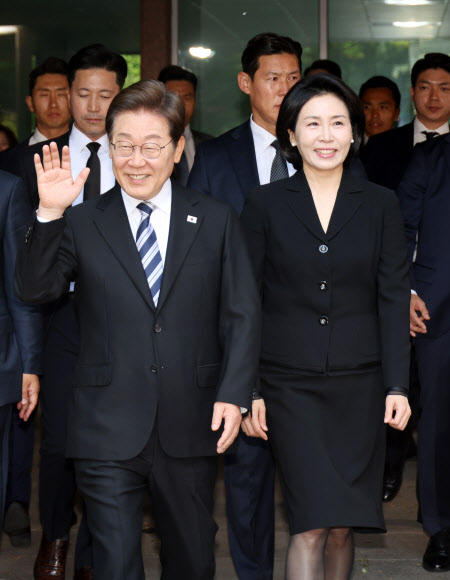 이재명 대통령과 김혜경 여사가 4일 인천 계양구 사저에서 나오며 주민, 지지자를 향해 인사하고 있다. 2025.6.4  연합뉴스