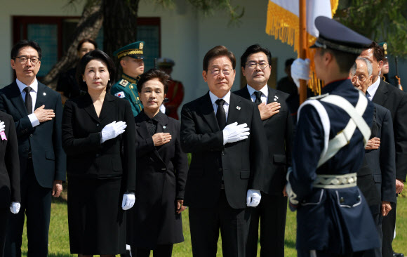 이재명 대통령과 김혜경 여사가 4일 서울 동작구 국립서울현충원에 도착해 현충탑 참배 중 이동하며 국기에 경례하고 있다. 2025.6.4  대통령실통신사진기자단