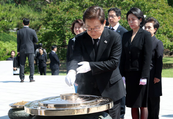 이재명 대통령이 4일 서울 동작구 국립서울현충원에서 현충탑을 참배하며 분향하고 있다. 2025.6.4  대통령실통신사진기자단
