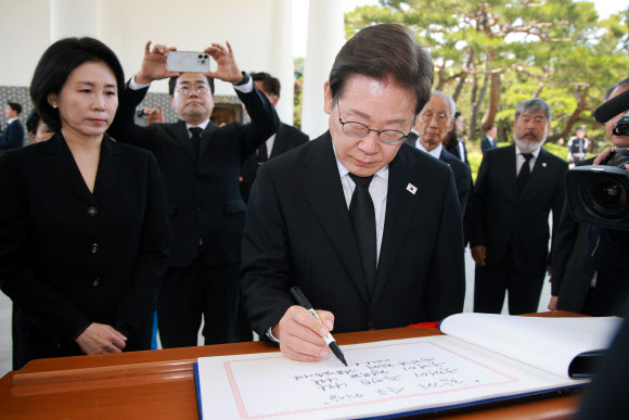 이재명 대통령이 4일 서울 동작구 국립서울현충원에서 현충탑 참배 뒤 방명록을 작성하고 있다. 2025.6.4  대통령실통신사진기자단