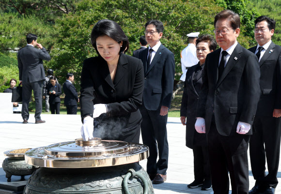 김혜경 여사가 4일 서울 동작구 국립서울현충원에서 현충탑을 참배하며 분향하고 있다. 2025.6.4  대통령실통신사진기자단