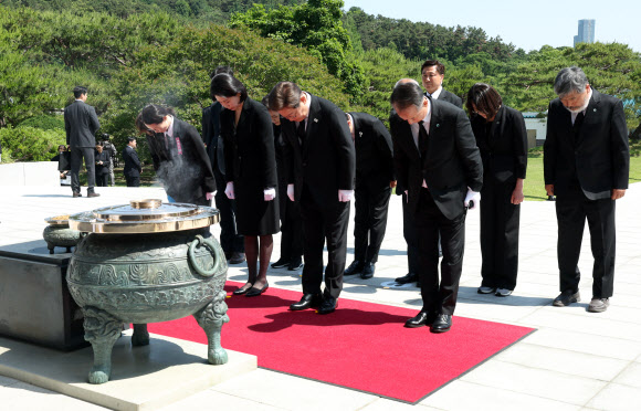 이재명 대통령과 김혜경 여사가 4일 서울 동작구 국립서울현충원에서 현충탑을 참배하고 있다. 2025.6.4  대통령실통신사진기자단