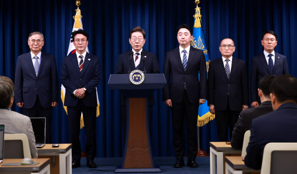 이재명 대통령이 4일 서울 용산 대통령실 청사에서 새정부 첫 인사 발표를 하고 있다. 왼쪽부터 이종석 국정원장 후보자, 김민석 국무총리 후보자, 이 대통령, 강훈식 비서실장, 위성락 안보실장, 황인권 경호처장 2025.6.4  연합뉴스