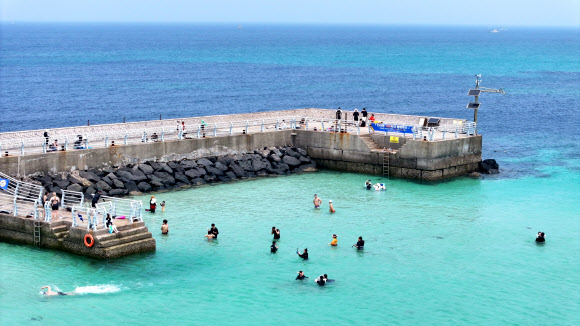 4일 오후 제주시 한림읍 판포포구를 찾은 관광객이 스노클링을 즐기고 있다. 2025.6.4  연합뉴스
