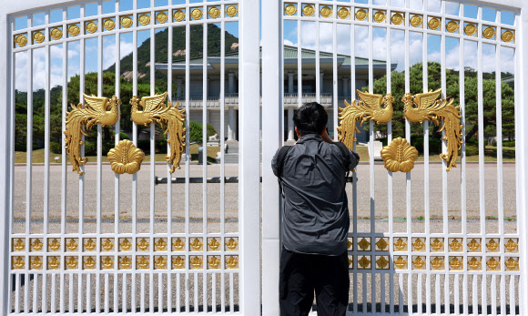 청와대 영빈관 촬영하는 시민