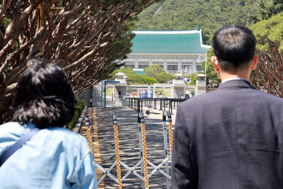 청와대 바라보는 시민들