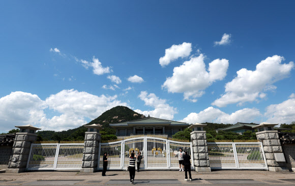 맑은 하늘 아래 청와대 영빈문