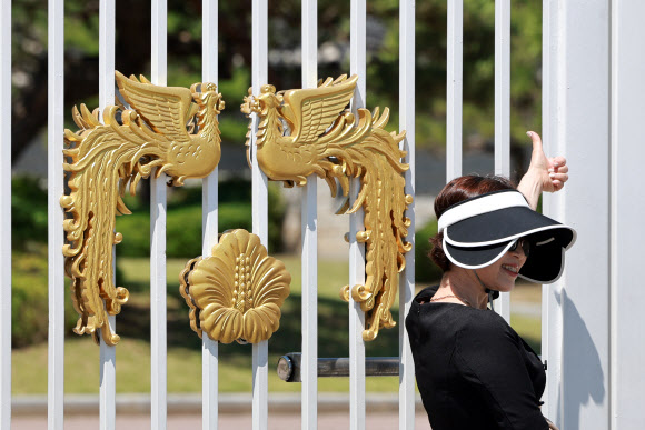 청와대 영빈문에서 기념 촬영