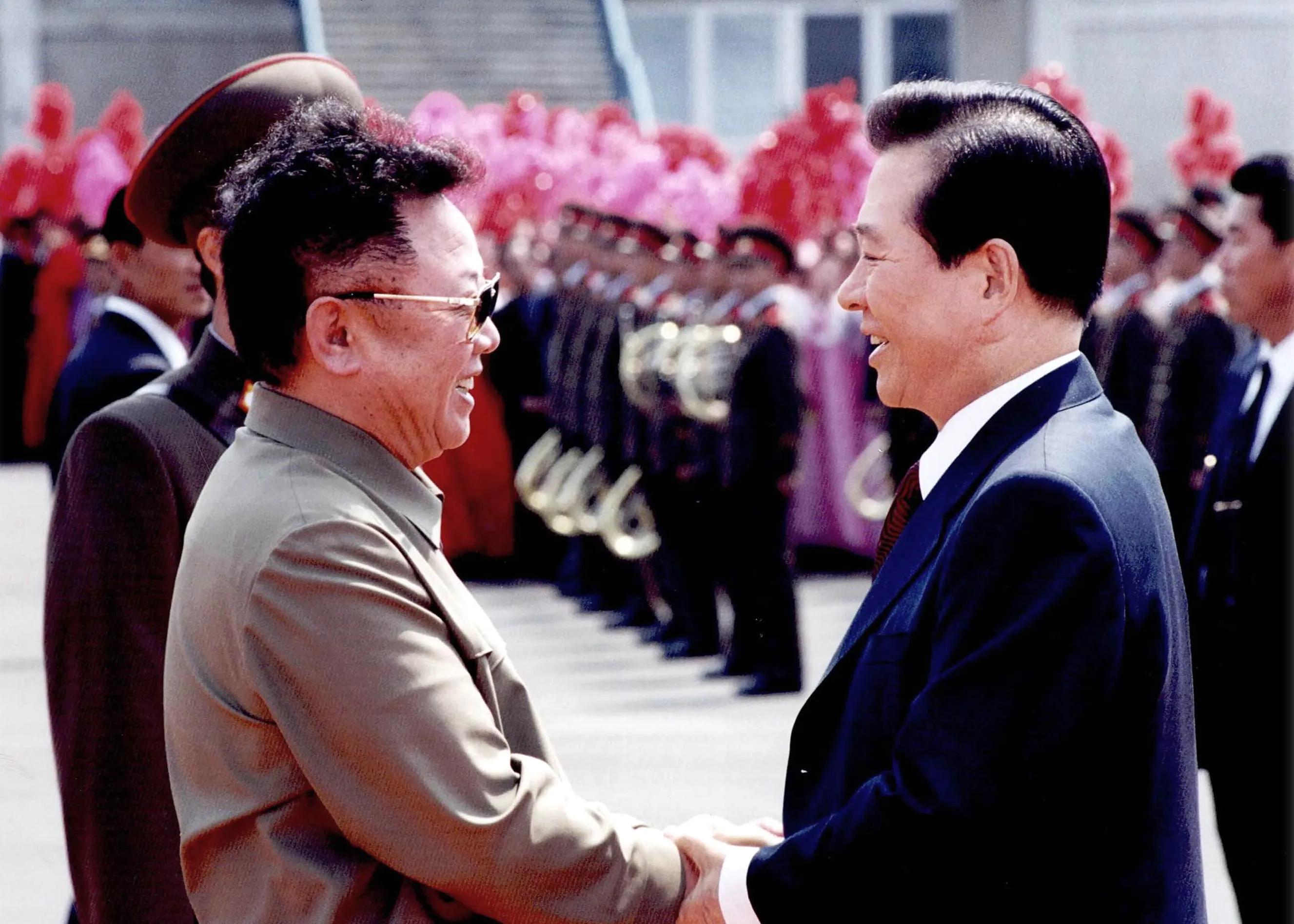 2000년 6월 13일 북측 환영 행사에서 두 손을 꼭 잡은 김 전 대통령과 김정일 국방위원장.
김대중노벨평화상기념관 제공