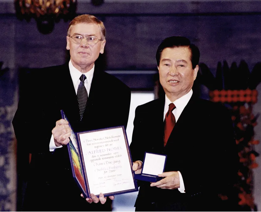 2000년 12월 10일 김 전 대통령이 노르웨이 오슬로에서 군나르 베르게 노벨위원장으로부터 노벨평화상을 수상한 뒤 기념촬영을 하고 있다.
김대중노벨평화상기념관 제공