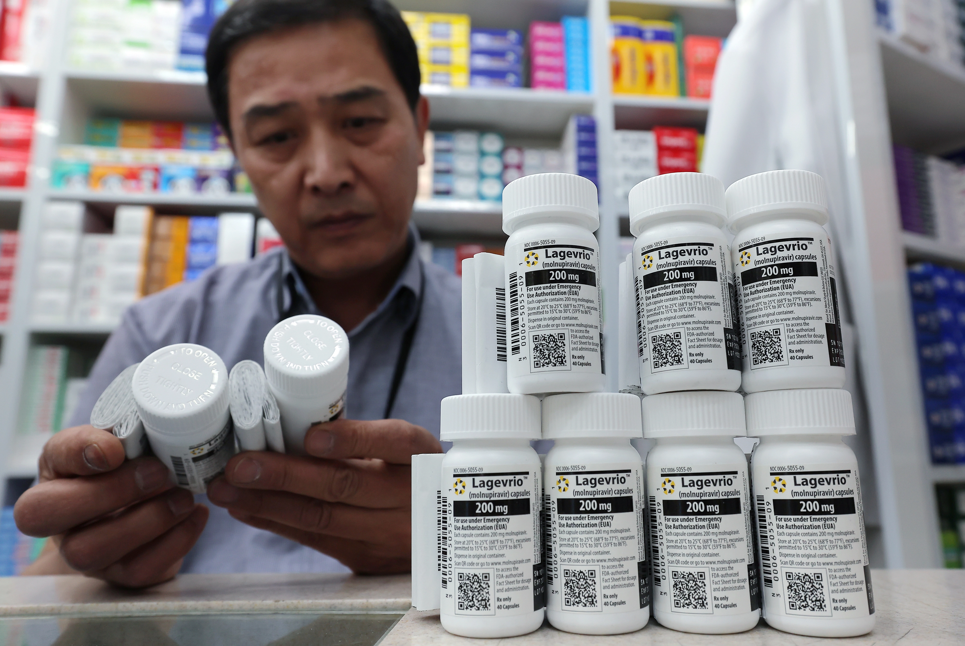 주변국 코로나19 재유행… 질병청 “고위험군 예방접종 권고”  홍콩·대만·싱가포르 등 주변 국가에서 코로나19 환자가 증가하는 가운데 23일 오후 서울 종로구 코로나19 치료제 지정약국인 종로 열린약국에서 약국장이 코로나19 치료제 중 하나인 라게브리오를 정리하고 있다. 2025.5.23. 뉴스1