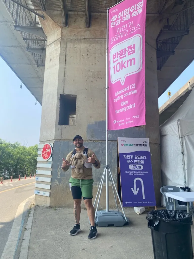 주한미군 루이스 레예스씨가 지난 1일 뚝섬한강공원에서 열린 ‘쉬엄쉬엄 한강 3종 축제’에 참가해 포즈를 취하고 있다. 본인 제공