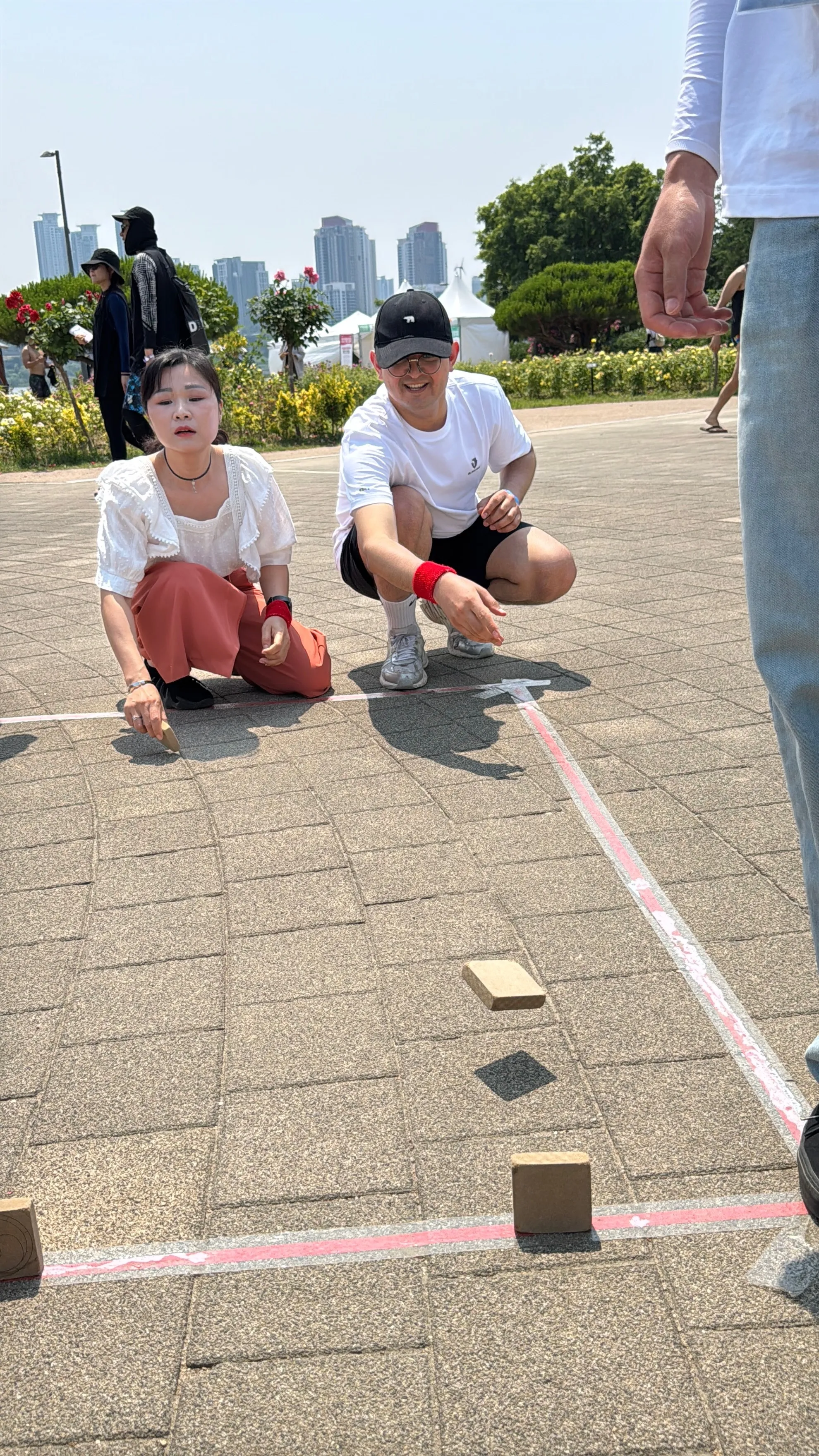 우즈베키스탄 출신 밀쇼드(오른쪽)씨가 지난 1일 뚝섬한강공원에서 열린 ‘쉬엄쉬엄 한강 3종 축제’에 참가해 비석치기를 하고 있다. 서울시 제공