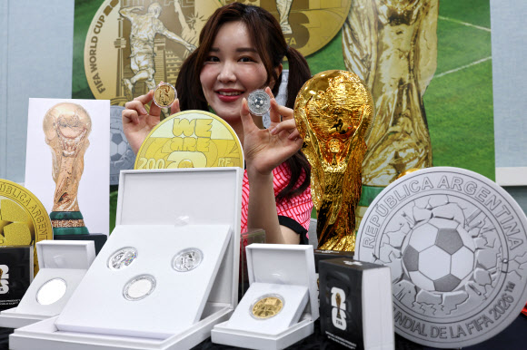 5일 서울 월드컵경기장에서 모델이 월드컵 2026 공식 기념주화를 선보이고 있다. 2025.6.5 연합뉴스