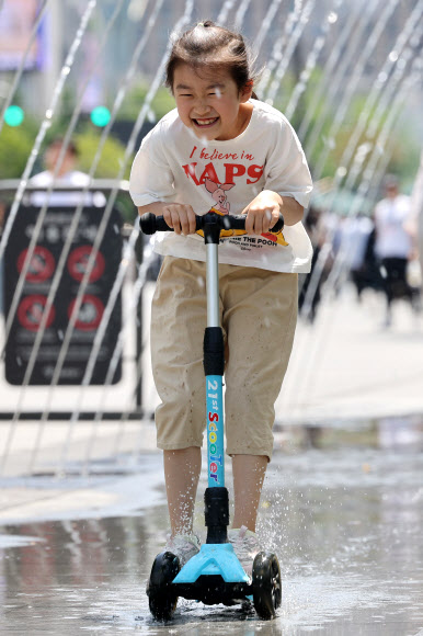 초여름 날씨를 보인 5일 서울 종로구 광화문광장에 설치된 분수터널에서 어린이가 더위를 식히고 있다. 2025.6.5. 연합뉴스