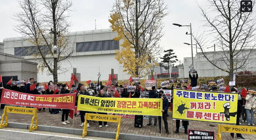 화성 동탄2신도시 주민들이 화성시청 앞에서 물류센터 추진 반대 집회를 하고 있다.
비상대책위원회 제공
