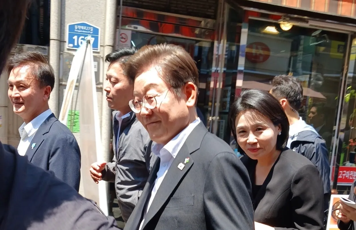 재래시장 깜짝 방문한 이재명 대통령 부부  이재명 대통령과 부인 김혜경 여사가 6일 서울 동작구 사당동 남성시장을 찾아 시민들과 인사하고 있다.
시민 제공