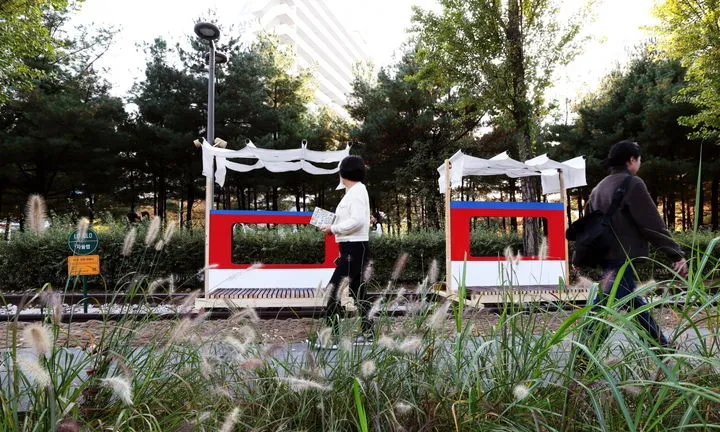 지난해  현대예술제에 전시된 작품을 바라보는 시민. 

노원구 제공