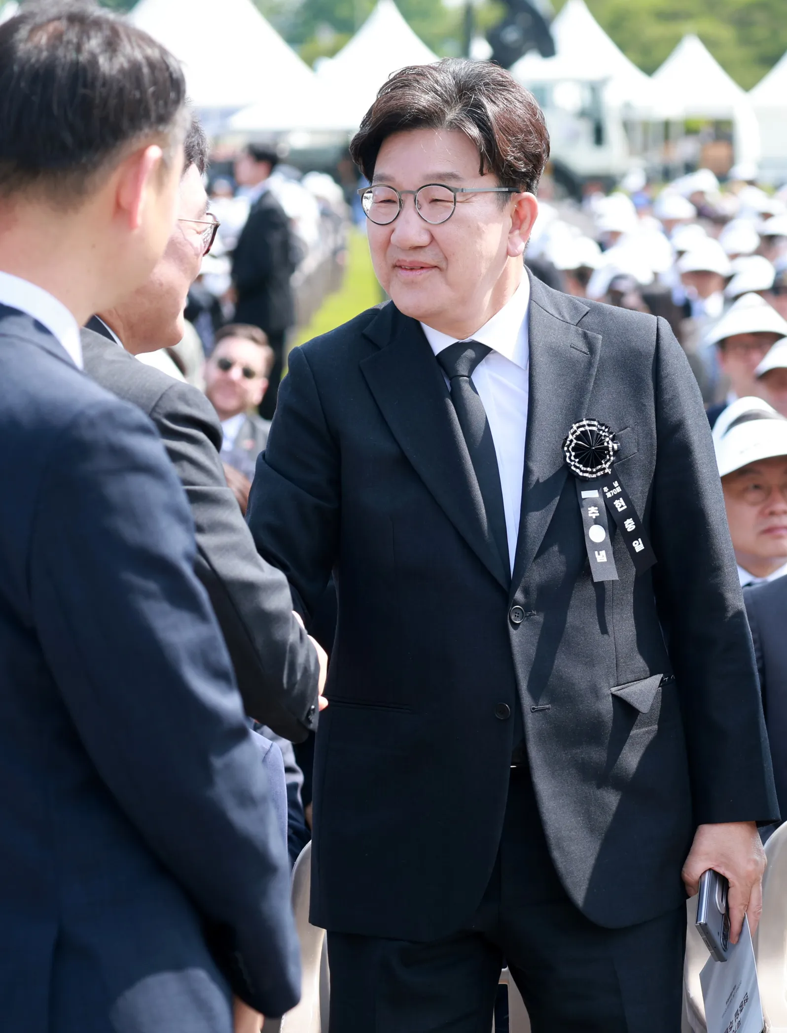 권성동 의원과 인사하는 우원식 국회의장  우원식 국회의장(왼쪽)이 6일 서울 동작구 국립서울현충원에서 열린 70회 현충일 추념식에서 국민의힘 권성동 의원과 인사하고 있다. 2025.6.6 [대통령실통신사진기자단]
