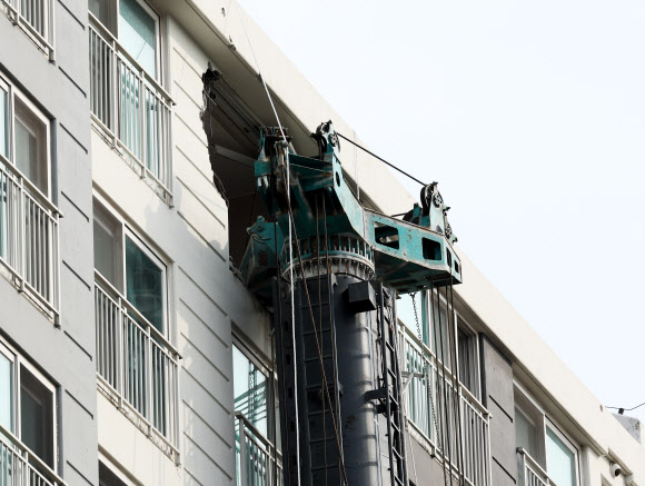 6일 경기도 용인시 기흥구 서천동 인덕원~동탄 복선전철 공사 현장에서 중장비인 천공기(지반을 뚫는 건설기계)가 넘어져 인근 아파트 건물 벽면에 기댄 모습으로 쓰러져 있다. 지난 5일 오후 10시 13분께 발생한 이 사고로 인한 인명 피해는 없었다. 2025.6.6 연합뉴스