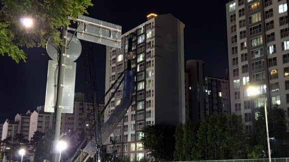 5일 오후 10시 13분께 경기도 용인시 기흥구 서천동 인덕원~동탄 복선전철 공사 현장에서 중장비인 천공기(지반을 뚫는 건설기계)가 15층 높이 아파트 쪽으로 넘어졌다. 이 사고로 인한 인명 피해는 없었다. 2025.6.6 독자제공