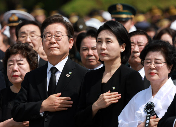 이재명 대통령과 김혜경 여사가 6일 서울 동작구 국립서울현충원에서 열린 70회 현충일 추념식에서 국기에 경례하고 있다. 2025.6.6 대통령실통신사진기자단