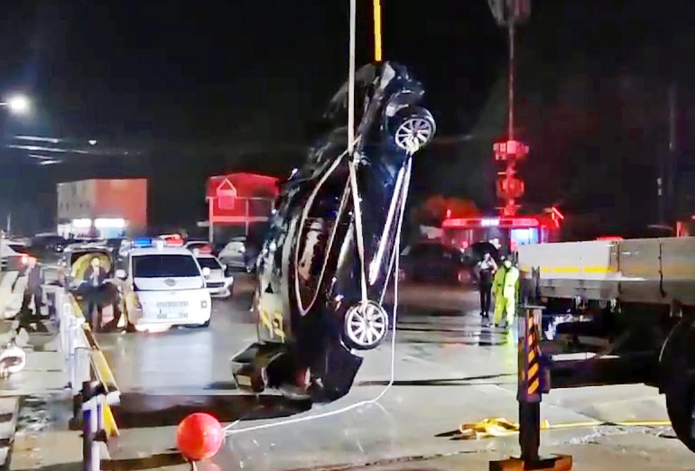 일가족 탑승 차량 인양하는 해경  2일 오후 전남 진도군 임회면 진도항 인근 해상으로 빠진 일가족 탑승 차량이 인양되고 있다. 2025.6.2 목포해양경찰서 제공