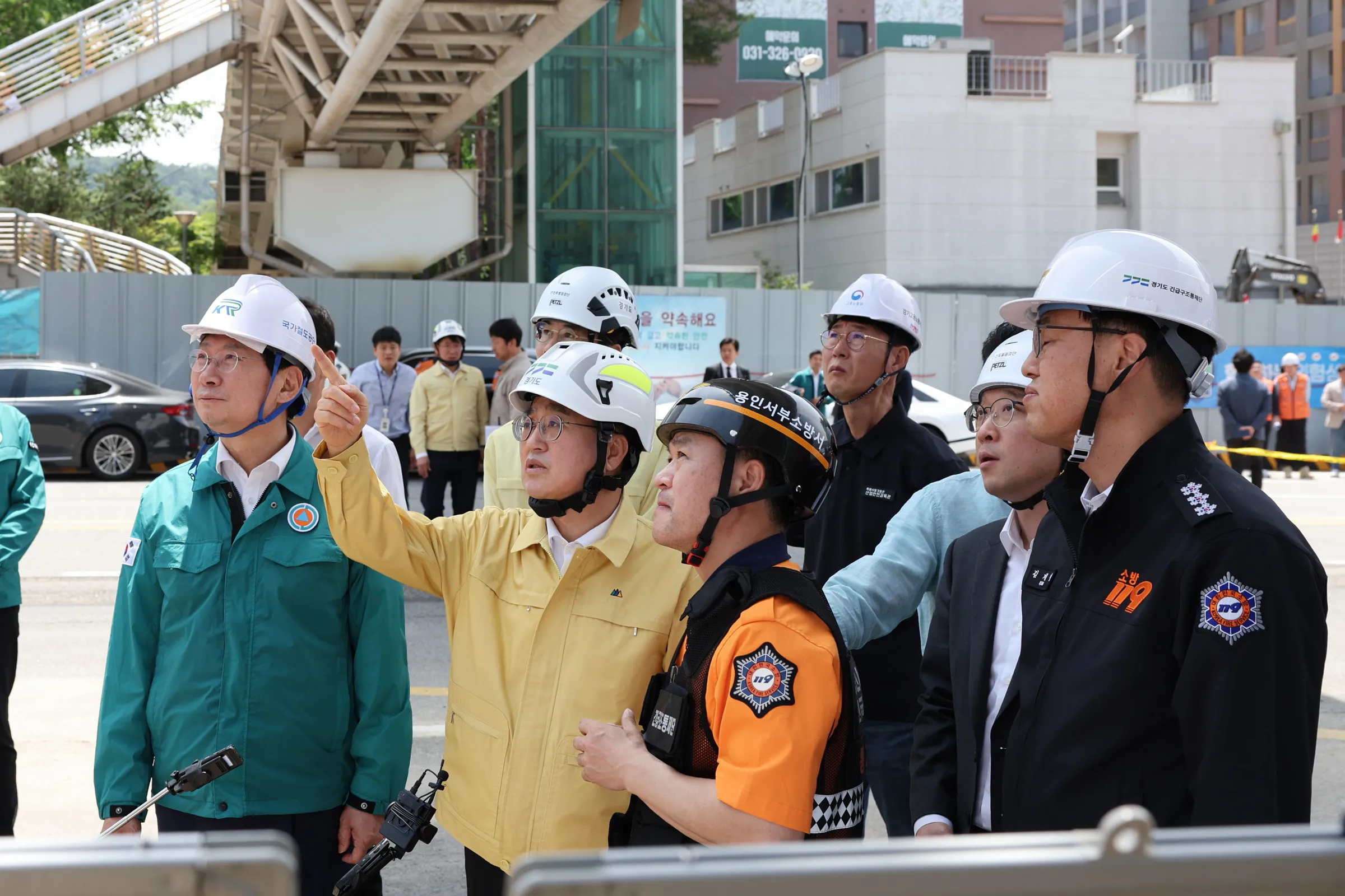 6일 김동연 경기도지사가 용인 전철 공사 현장 천공기 전도사고 현장 점검을 하고 있다. (경기도 제공)