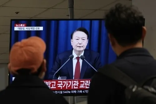 서울 시민들이 3일 저녁 윤석열 대통령의 비상계엄 선포 담화를 TV 생방송으로 지켜보고 있다. 2024.12.3 서울 AP 연합뉴스