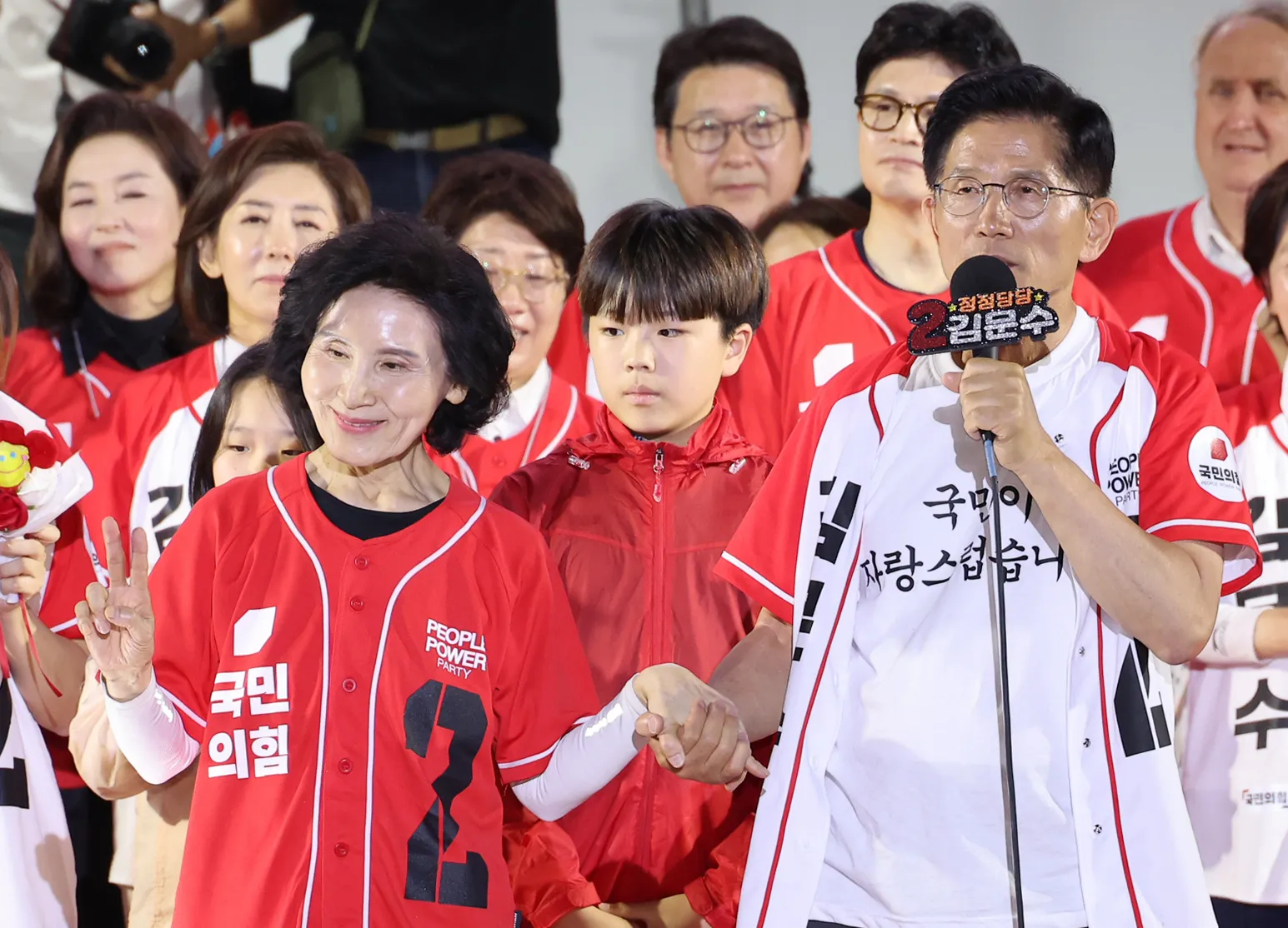 김문수 국민의힘 대선 후보가 2일 서울시청 앞 서울광장에서 열린 피날레 유세에서 아내 설난영씨의 손을 잡고 발언하고 있다. 2025.6.2 연합뉴스