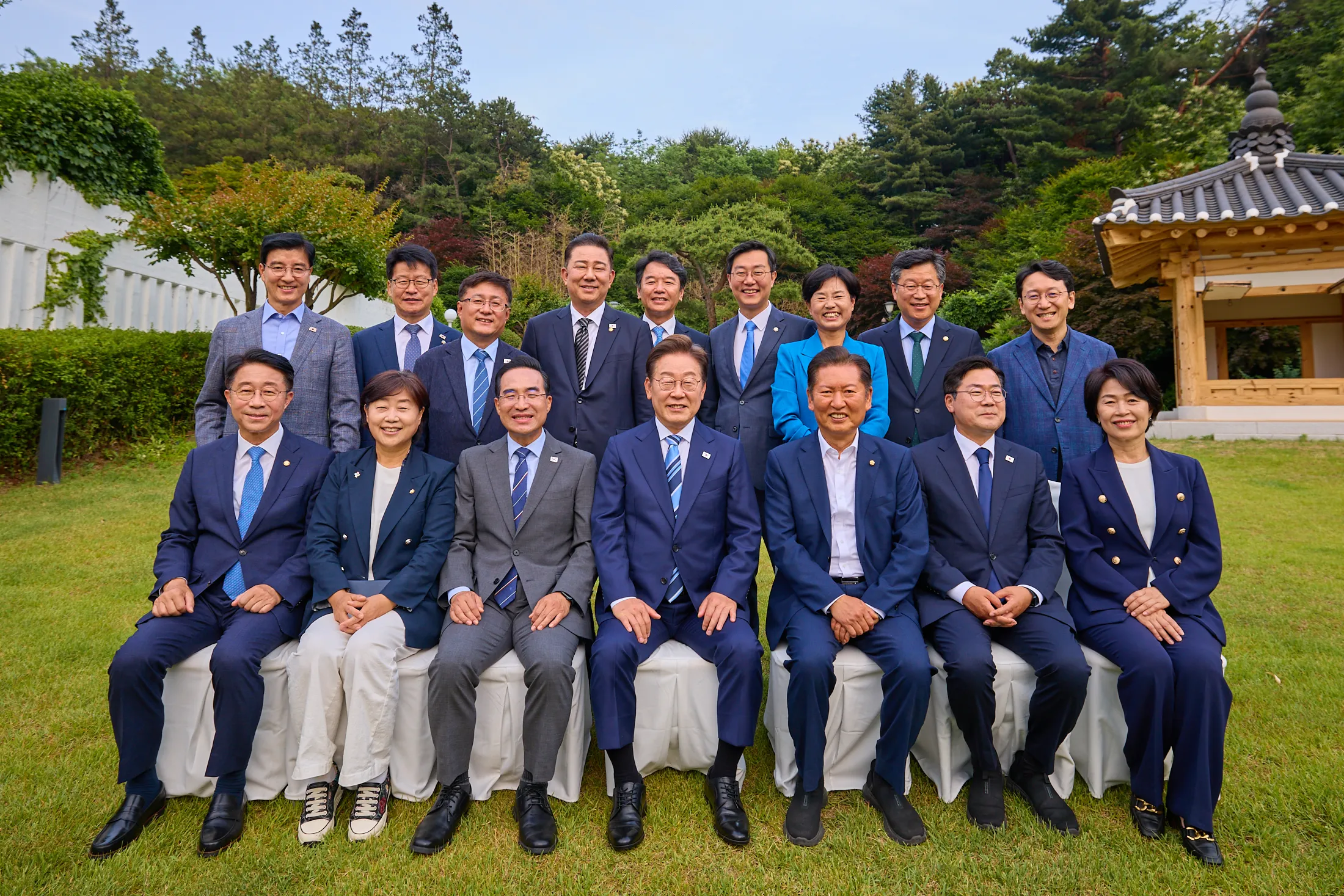 이재명 대통령이 7일 서울 한남동 대통령 관저에서 열린 더불어민주당 지도부 초청 만찬에서 참석한 민주당 지도부와 기념촬영하고 있다. 2025.06.07 대통령실 제공