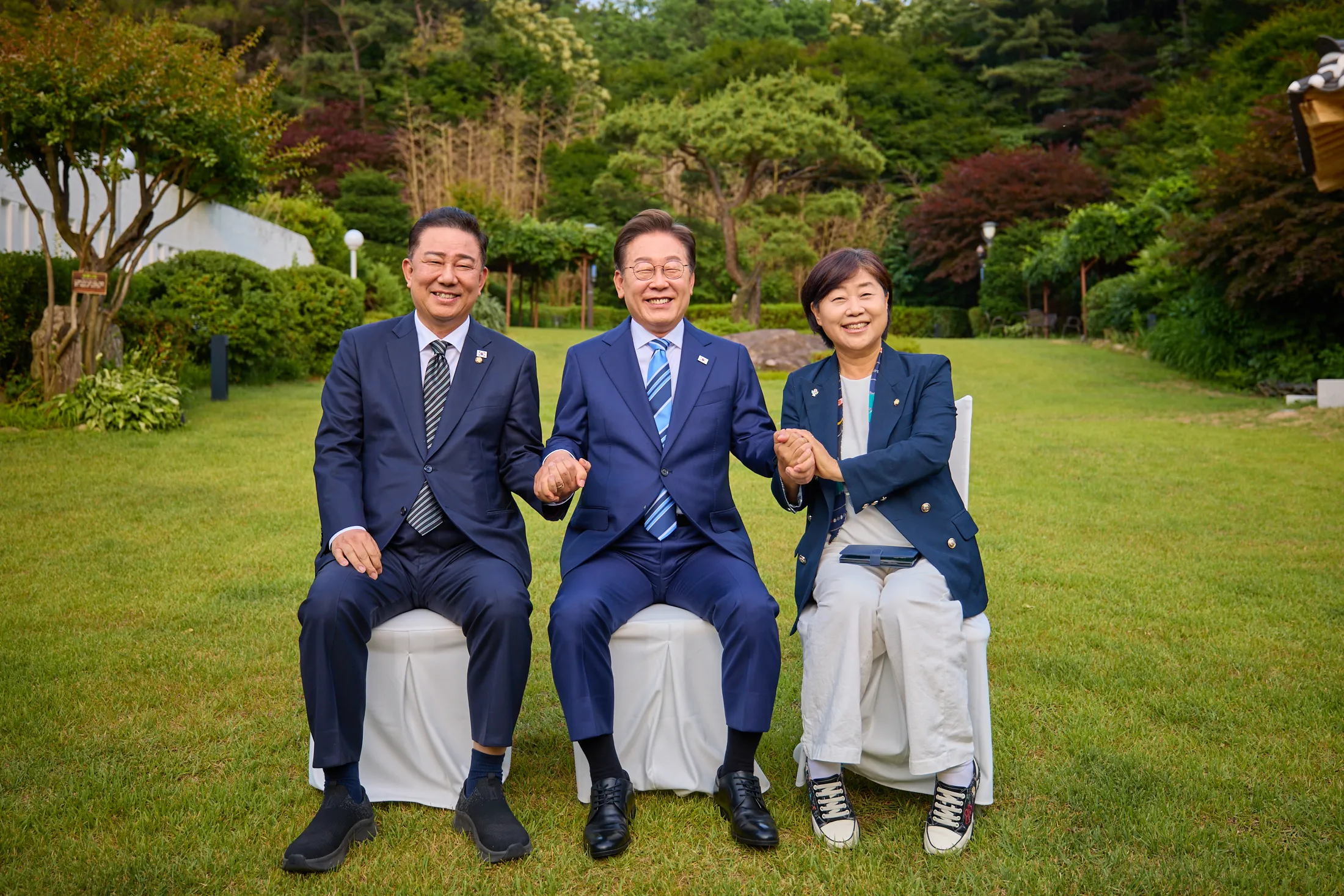 이재명 대통령이 7일 서울 한남동 대통령 관저에서 열린 더불어민주당 지도부 초청 만찬에서 민주당 원내대표 후보로 출마한 김병기, 서영교 의원과 기념촬영하고 있다. 2025.06.07 대통령실 제공