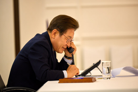 이재명 대통령이 6일 서울 한남동 관저에서 도널드 트럼프 미국 대통령과 전화 통화를 하고 있다. 2025.6.6  대통령실 제공