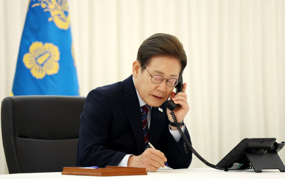 이재명 대통령이 6일 서울 한남동 관저에서 도널드 트럼프 미국 대통령과 전화 통화를 하기 위해 수화기를 들고 있다. 2025.6.6  연합뉴스