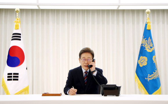 이재명 대통령이 6일 서울 한남동 관저에서 도널드 트럼프 미국 대통령과 전화 통화를 하기 위해 수화기를 들고 있다. 2025.6.6  연합뉴스