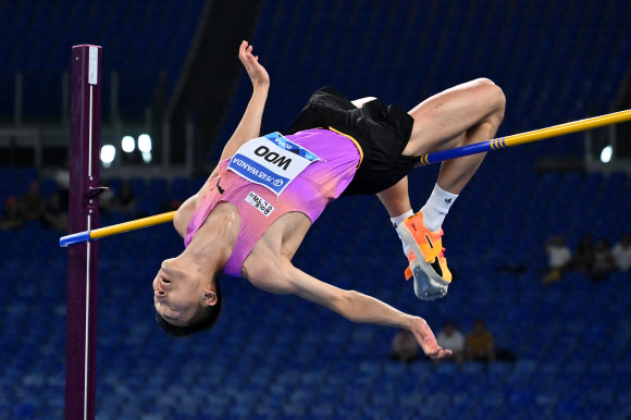 우상혁이 6일(현지시간) 이탈리아 로마 스타디오 올림피코에서 열린 2025 세계육상연맹 로마 다이아몬드리그 남자 높이뛰기 경기에서 2ｍ32를 넘고 있다. EPA 연합뉴스