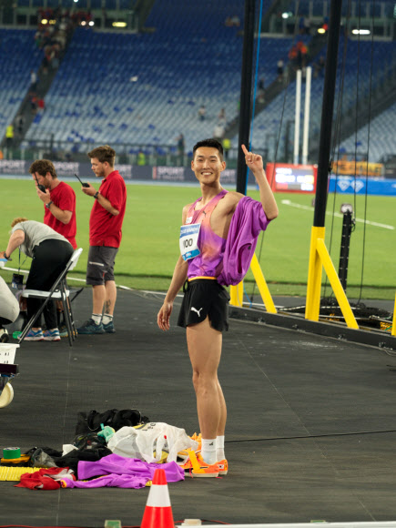 우상혁이 7일(한국시간) 이탈리아 로마에서 열린 2025 세계육상연맹 로마 다이아몬드리그에서 우승을 확정한 뒤 기뻐하고 있다. 2025.6.7  용인시청 육상팀 제공