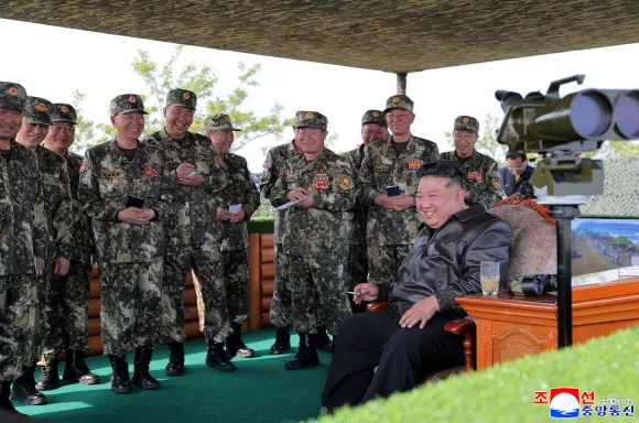 김정은 북한 국무위원장이 참관한 가운데 지난 29일 조선인민군 대연합부대 포병구분대들 사이 포사격경기가 진행됐다고 조선중앙통신이 30일 보도했다. 2025.5.30 
평양 조선중앙통신 연합뉴스