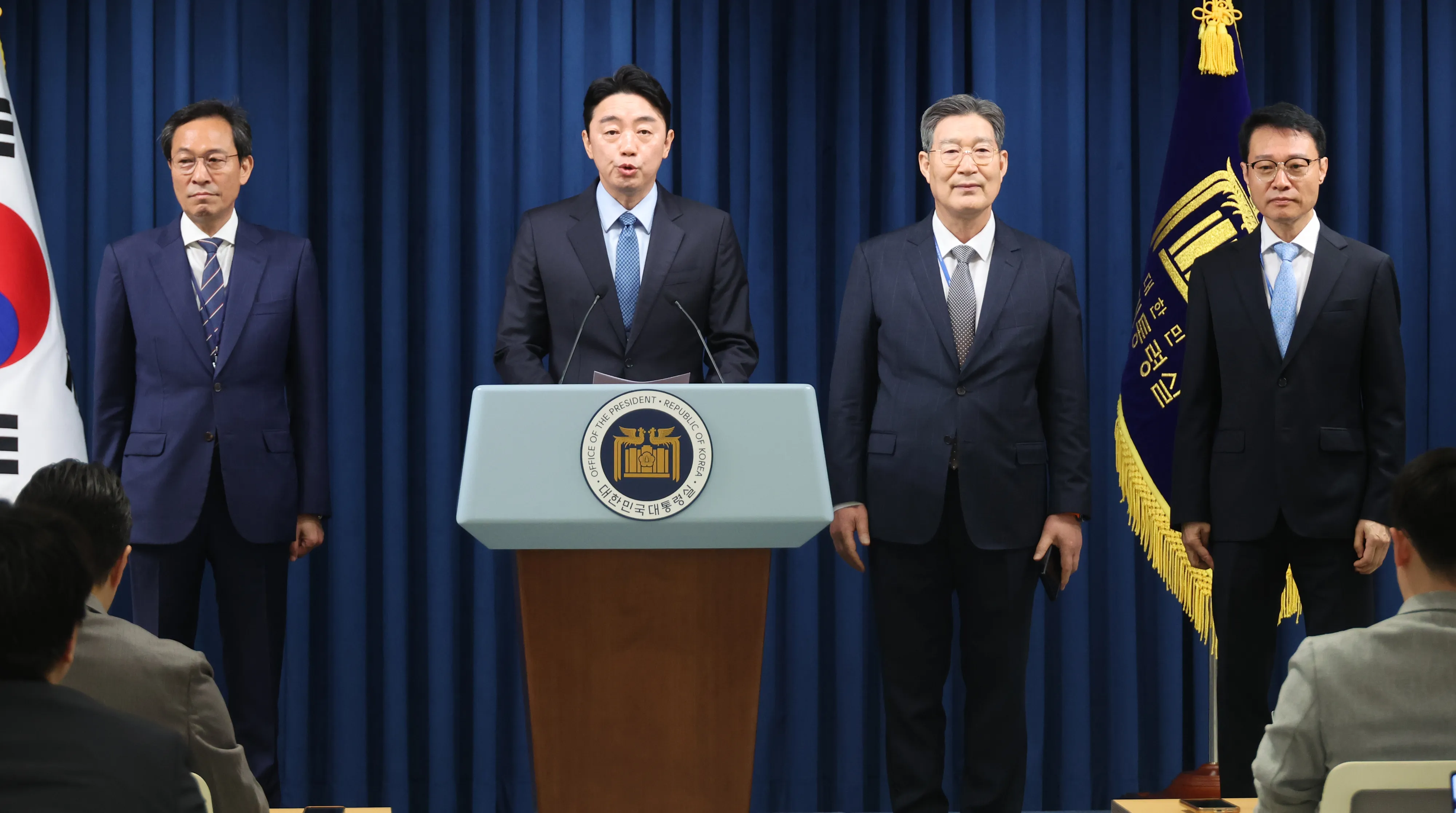 대통령실 정무·홍보·민정수석 인선  강훈식 대통령 비서실장이 8일 용산 대통령실에서 정무,홍보,민정 수석 인선을 발표하고 있다. 왼쪽부터 우상호 정무수석, 강 비서실장, 오광수 민정수석, 이규연 홍보소통수석. 2025.6.8 연합뉴스