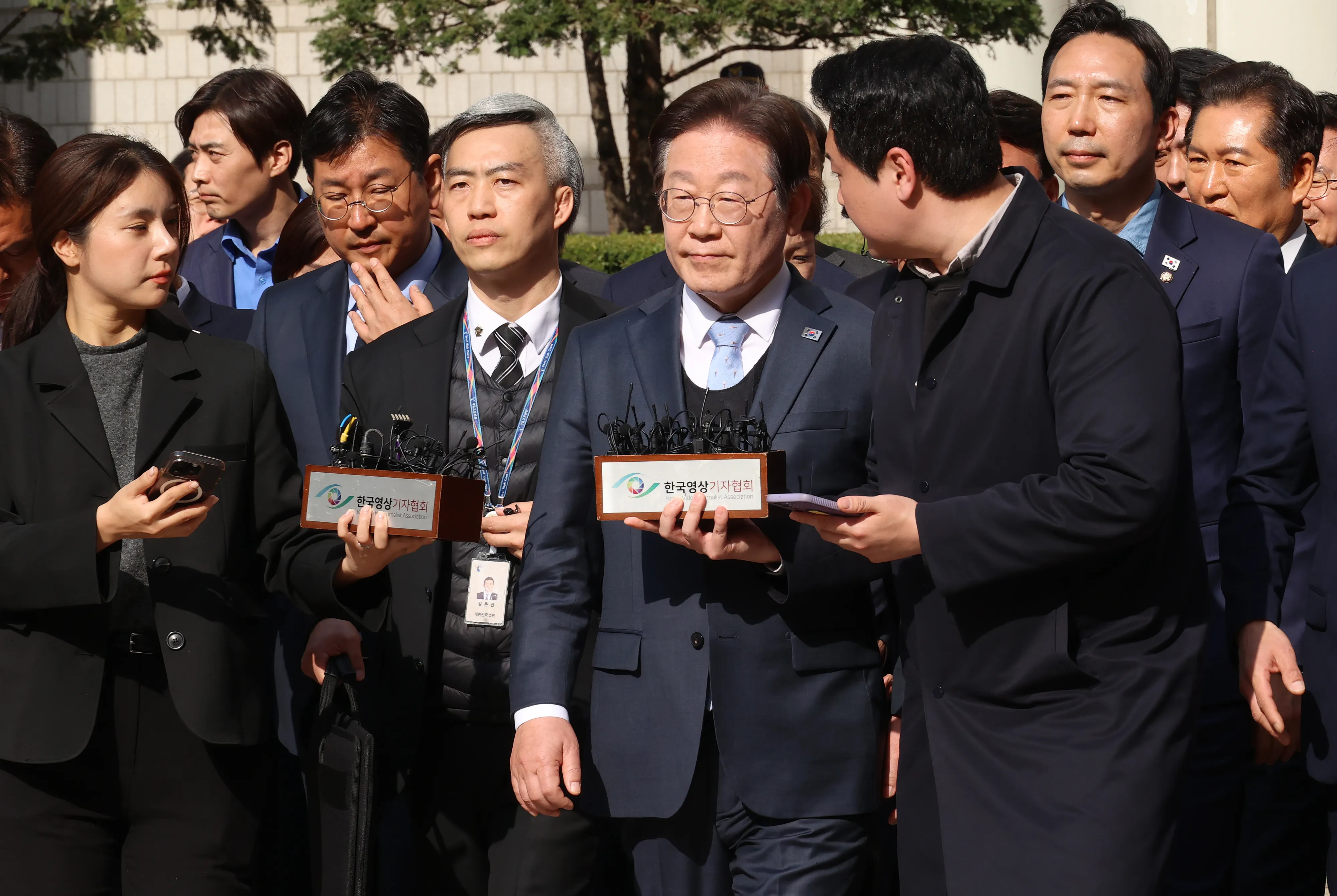 공직선거법상 허위사실공표 혐의로 기소된 이재명 당시 더불어민주당 대표가 지난 3월 26일 오후 서울 서초구 서울고등법원에서 열린 항소심 선고공판에서 무죄를 선고 받은 뒤 법원을 나서고 있다. 2025.3.26 사진공동취재단