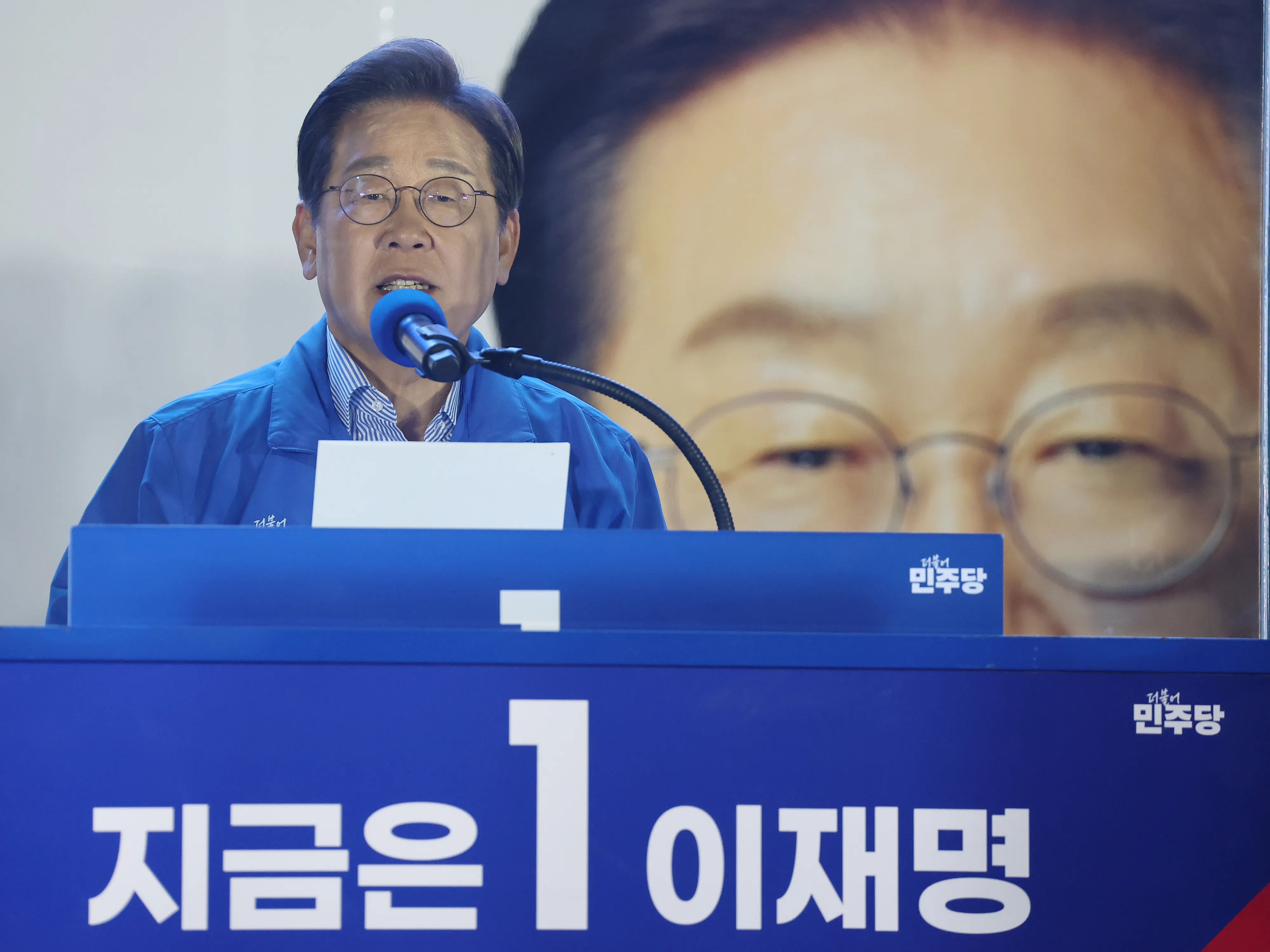 더불어민주당 이재명 대선 후보가 선거를 하루 앞둔 2일 서울 여의도공원 마지막 유세에서 이 후보의 ‘빛의 혁명’ 완성을 위한 승리에 대한 연설을 하고 있다. 2025.6.2. 연합뉴스