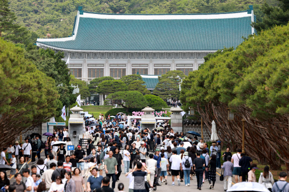 8일 서울 종로구 청와대가 관람객으로 붐비고 있다. 2025.6.8 연합뉴스