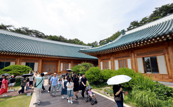 8일 서울 종로구 청와대를 찾은 관람객들이 대통령 관저를 관람하고 있다. 2025.6.8 연합뉴스